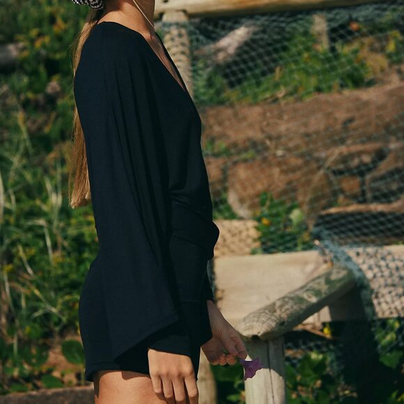 Good Feels V-Neck Mini 🖤 - Picture 3 of 4